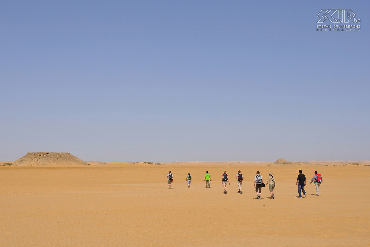 Groep Onze groep wandelend over een grote zandvlakte op de 3e wandeldag Stefan Cruysberghs